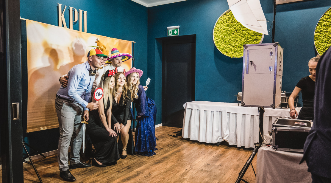 Fotobúdka na svadbe – zábavné fotenie hostí | HappyFace.sk